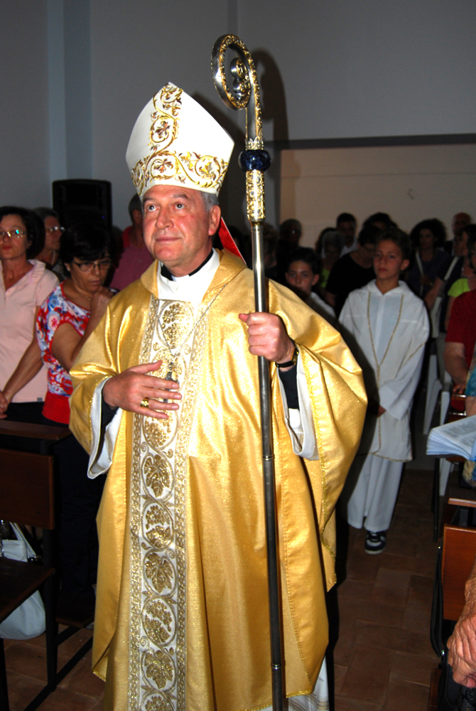 Monsignor-Salvatore-Ligorio-fra-i-fedeli.jpg
